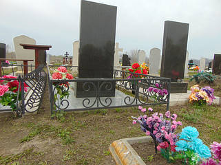 Для кладовища, огорожа, стіл, ваза