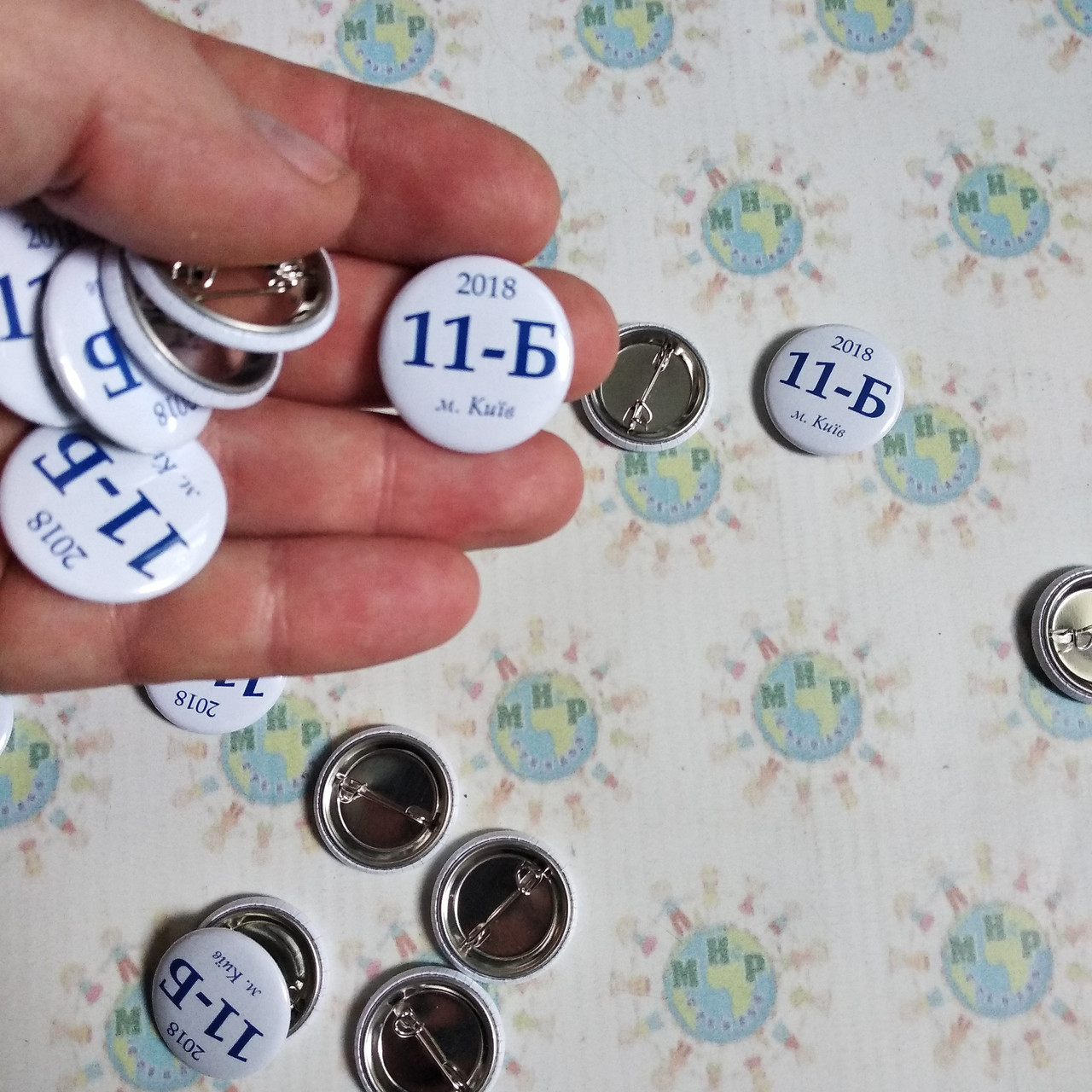 Маленькі значки для випускників середньої школи