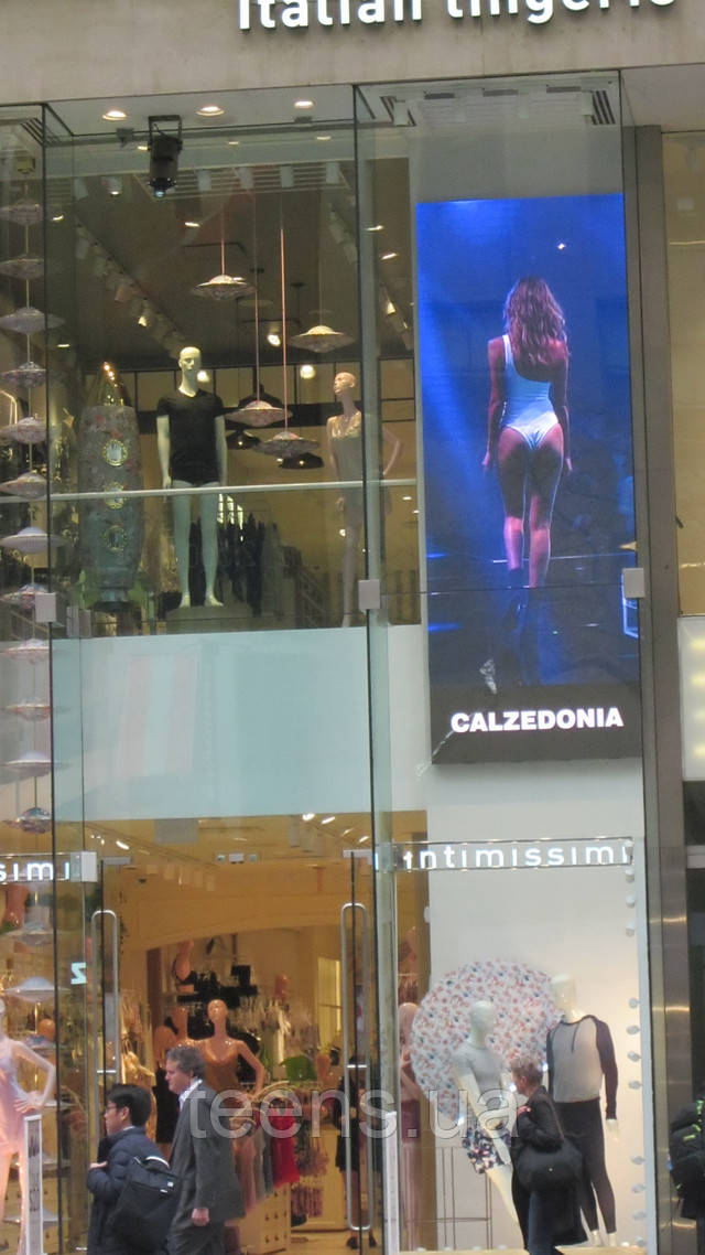Нью-Йорк,вітрина Calzedonia Розділ Капрі на резинці - фото teens.ua - Нью-Йорк,вітрина Calzedonia