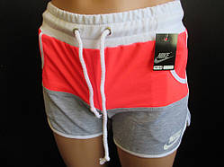 Жіночі шорти з яскравими вставками.