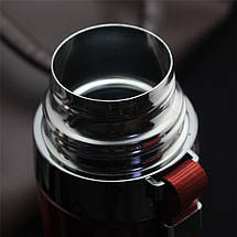 Термос із чашкою глянсовий для гарячих і холодних напоїв зі шнурком 650 мл червоний, фото 3