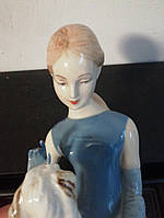 Порцелянова статуетка Дівчина з собачкою Royal Dux