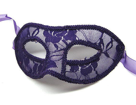Мереживна карнавальна маска фіолетова