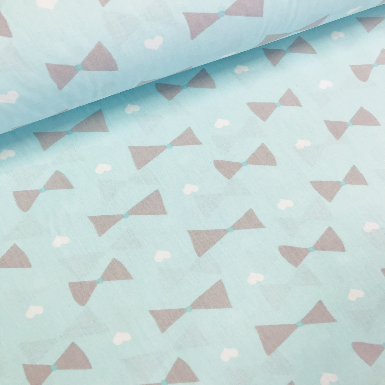 Бавовняна тканина (ТУРЦІЯ шир. 2,4 м) бантики сірі та серця білі на м'ятному (R-S-0519), фото 1