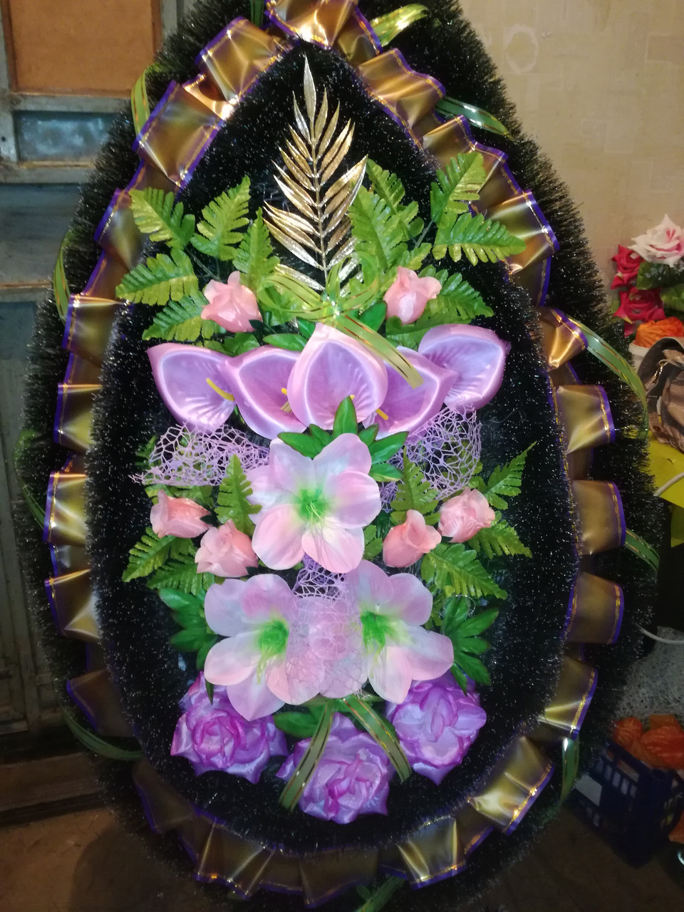 Венок ритуальный из искусственных цветов (Двойной йорш №1), размеры 165*80 см, доставка по Украине. - фото 1 - id-p716345187