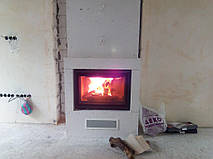 Фото готового каміна в чорному оздоблення крупним планом.