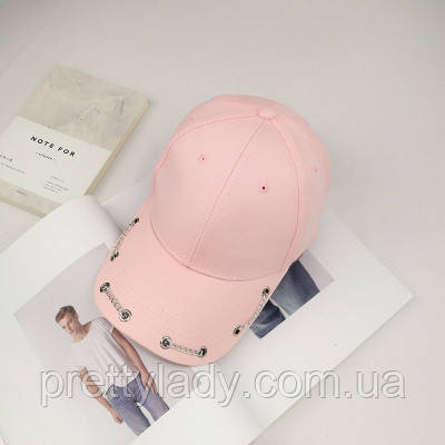 Жіноча кепка з ланцюжком рожева