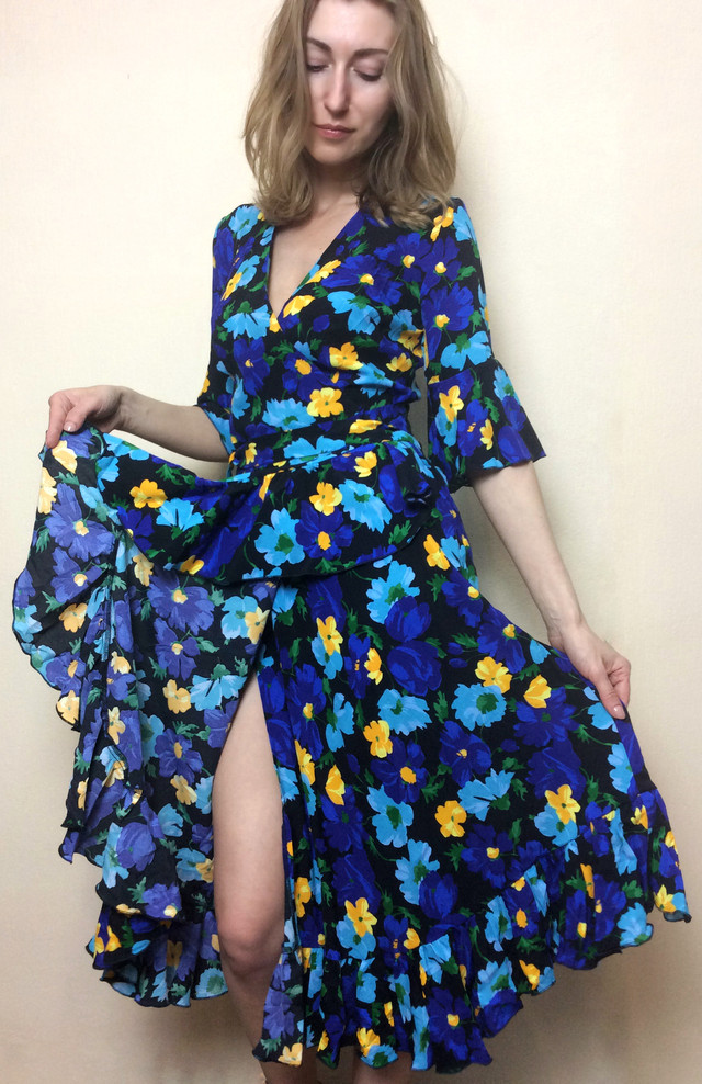 Яркое платье миди на запах рюшей П239