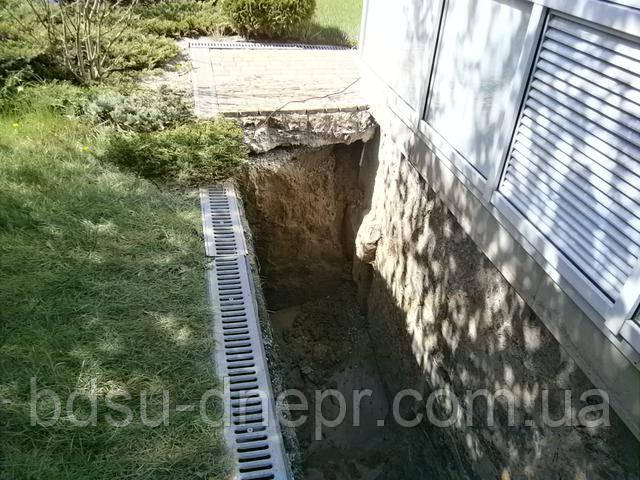 Розробка ґрунту перед гідроізоляцією підвалу