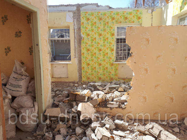 Розібрана стіна в приватному будинку