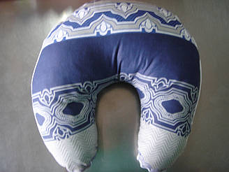 Подушка дорожня 38х43.