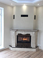 Кутовий камін у мармуровому порталі при першому розпалюванні