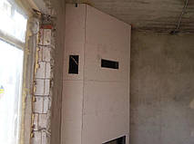 Фото каміна з топкою Hitze в чорновому куполі без чистового оздоблення