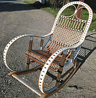 Белая кресло качалка из ротанга и лозы