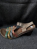 Босоножки на каблуке с разноцветными кожаными полосками
