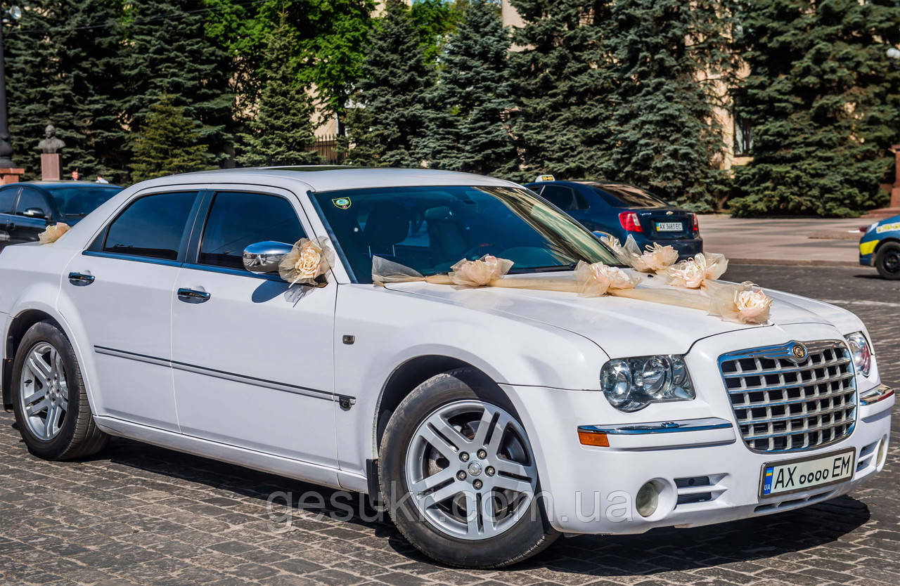 Оренда машини на весілля Білий Chrysler 300c