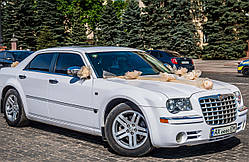 Оренда машини на весілля Білий Chrysler 300c