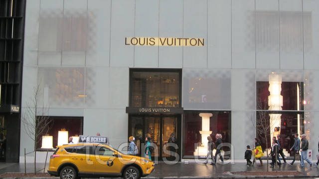 Нью-Йорк,магазин Louis Vuitton Раздел Женские брюки - фото teens.ua - Нью-Йорк,магазин Louis Vuitton