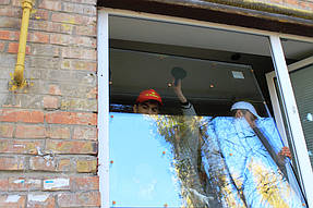 Замена стеклопакета. Стеклопакет меняется в двух случаях: если он разбился, и если заказчик хочет поменять однокамерный стеклопакет на двухкамерный с целью увеличения теплоизоляционных свойств окна.