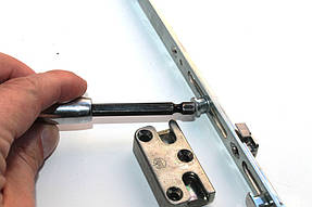 Установка противовзломной фурнитуры. Сюда относятся специальные детали фурнитуры...