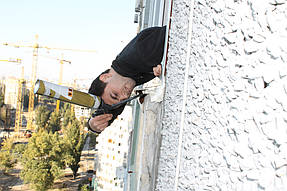 Также выполняем наружную герметизацию монтажного шва окна, чтобы холод с улицы не поступал в помещение.