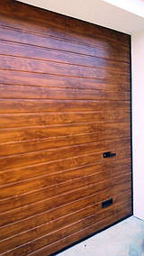 Гаражные секционные ворота Алютех в цвете золотой дуб, тип панели S-гофр, 3000х2500