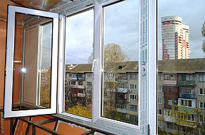 Один из важнейших этапов в ремонте балкона является его остекление. На этом балконе мы установили однокамерный профиль Salamander.