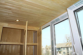 Потолок можно сделать деревянным, или обшить пластиковой бесшовной вагонкой. Опять же, всё зависит от предпочтений заказчика.