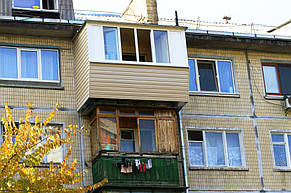 На этом фото видно, насколько наш балкон с выносом отличается от соседского без выноса.