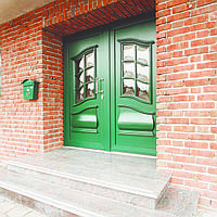 Вхідні кольорові металопластикові двері Рехау Rehau ламіновані