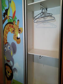 правая часть содержит штангу для длинной одежды и разделена на две зоны - для взрослого ребенка и малыша.