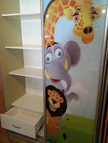 Левая часть духдверного шкафа - предусматривает полочки для обычной одежды и выдвижной ящик на телескопических направляющих.