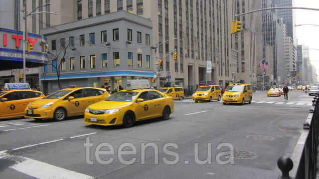 Радіо Сіті Мюзік Хол,магазин окулярів Warby Parker, 6th Ave, New York Розділ Довгі туніки - фото teens.ua - Радіо Сіті Мюзік Хол,магазин окулярів Warby Parker, 6th Ave, New York