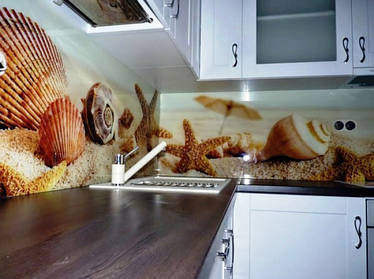 На кухне с таким стеклянным фартуком всегда будет тепло и уютно