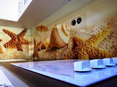 Морские звезды и раковины на песке отлично смотрятся на стеклянной панели