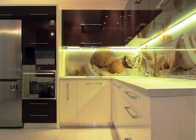 Подсветка скинали создает атмосферу солнечного тепла на морском побережье