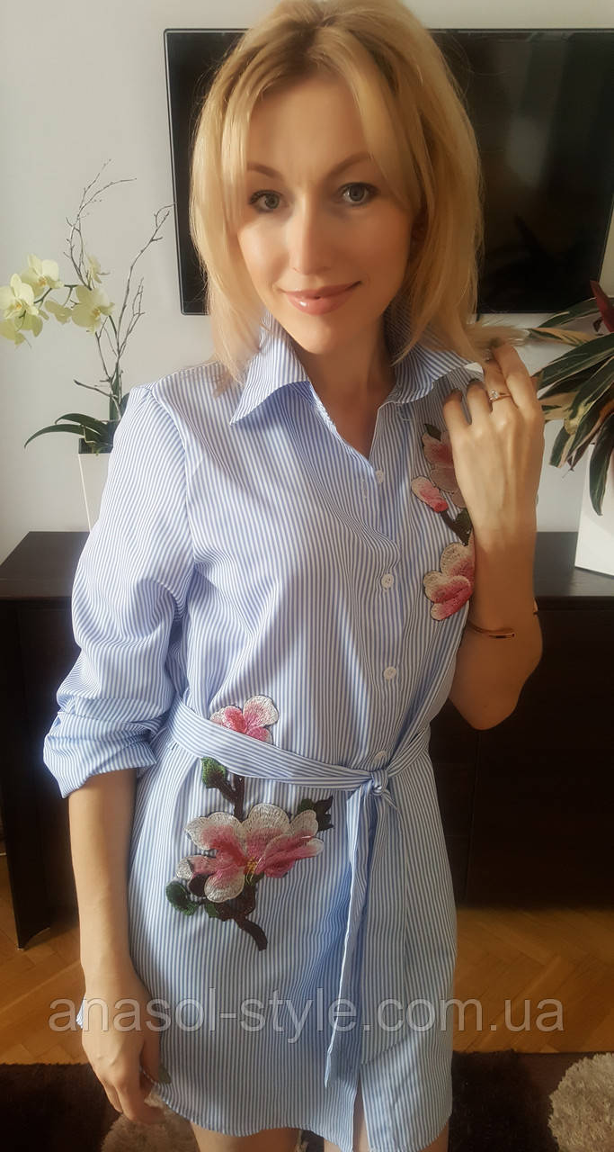 Платье-рубашка женское с поясом вышивка орхидея полоска белая с голубым - фото 1 - id-p722277083