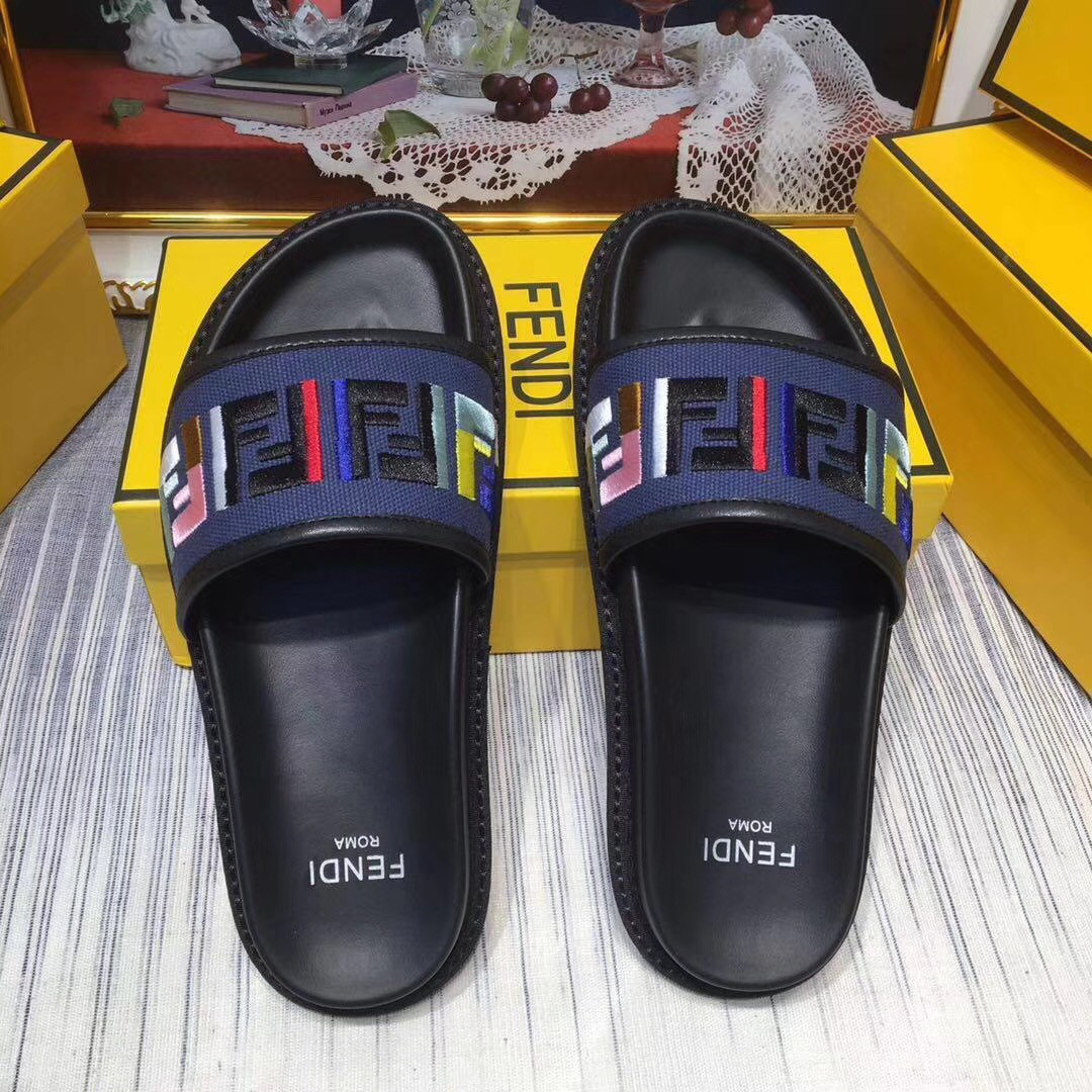 Жіночі сині шкіряні шльопанці Fendi синього кольору з логотипом Фенді сланці шльопанці капці