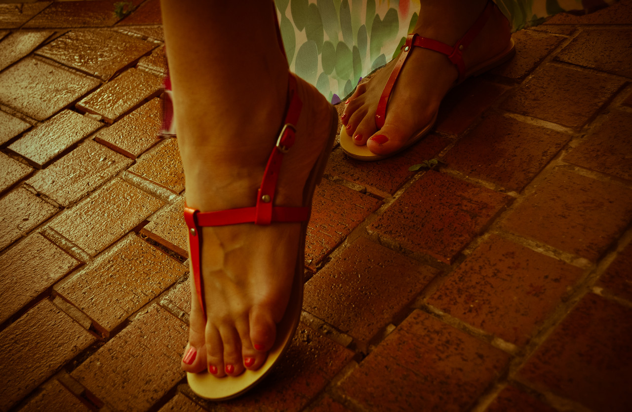Коралловые женские босоножки вьетнамки 41 размер Woman's heel из натуральной кожи итальянские на низком ходу - фото 1 - id-p57052055