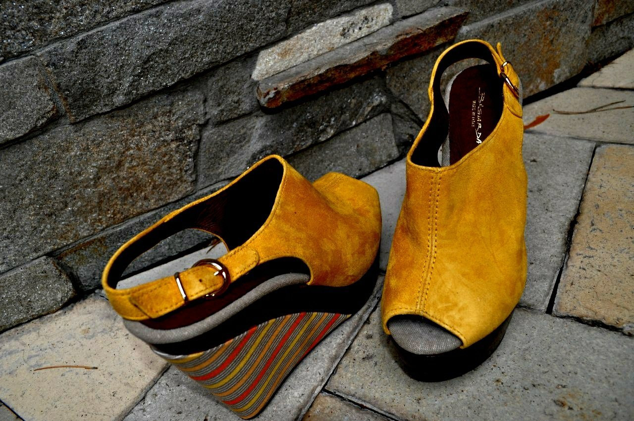 Замшеві помаранчеві жіночі босоніжки woman's heel маломірні італійські на танкетці, фото 1