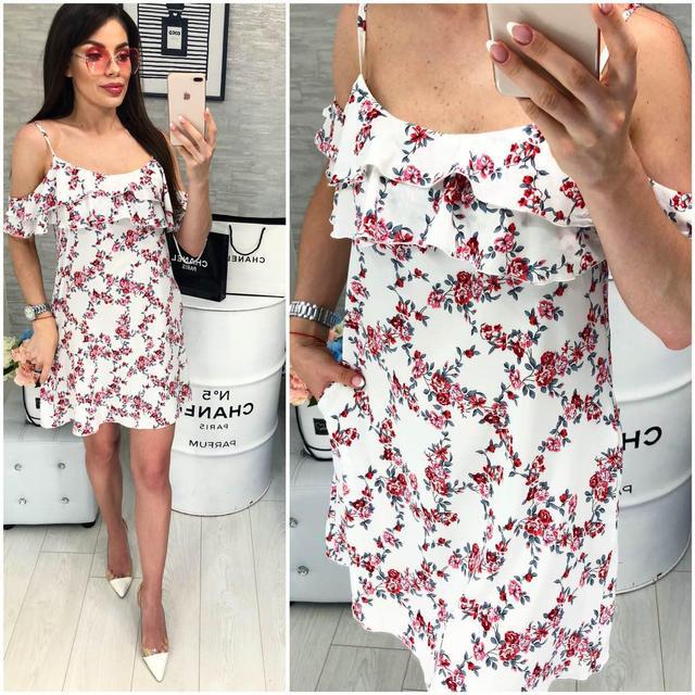 Сукня коротка ,літній з воланом, модель 102, дрібні червоні квіточки на білому тлі