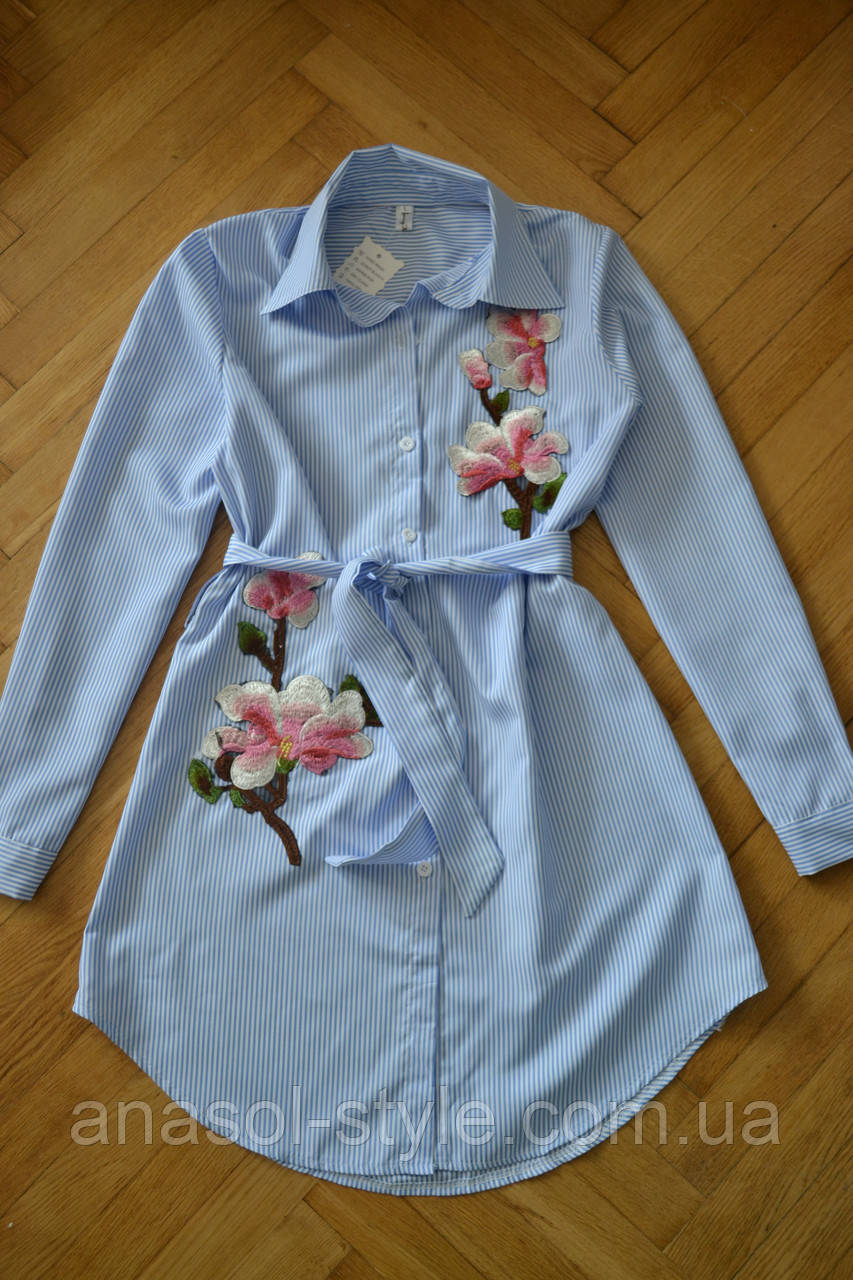 Платье-рубашка женское с поясом вышивка орхидея полоска белая с голубым - фото 2 - id-p722277083