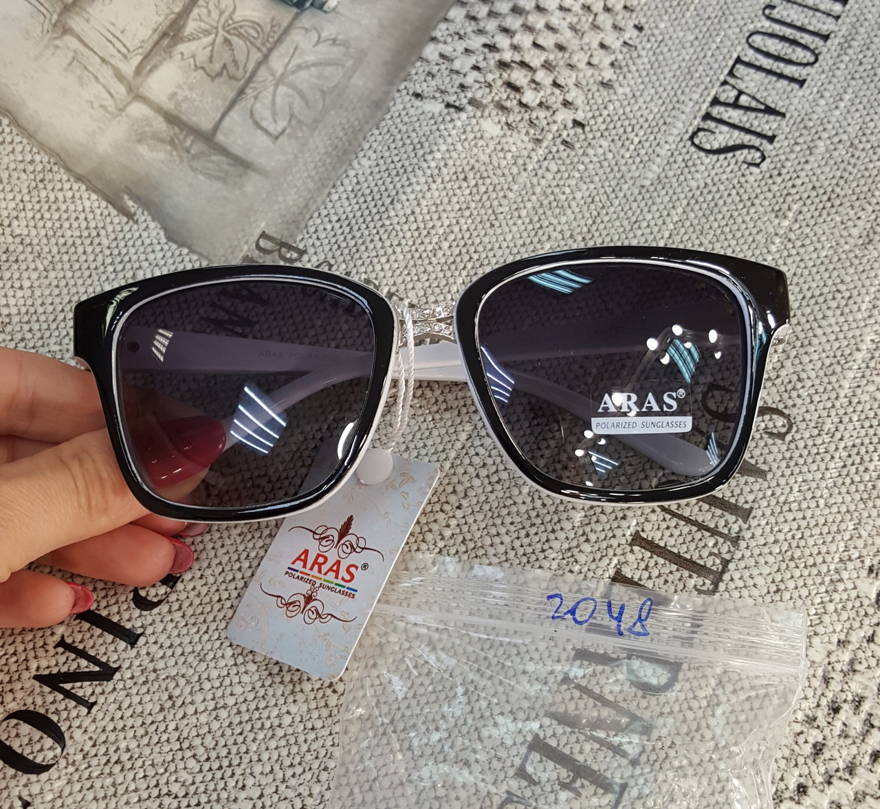 Солнцезащитные очки Aras Polarized черные линзы с белыми дужками - фото 9 - id-p523767471
