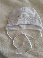 Белая шапочка для ребенка с завязками