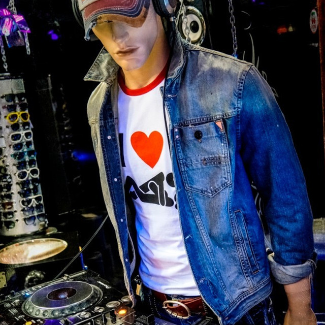 Жіночі, чоловічі футболки з принтами, написами і символіками