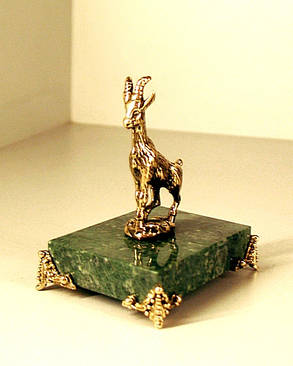 Бронзова фігурка Кози на підставці з бронзовими ніжками, фото 2