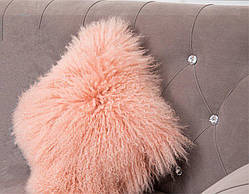 Шикарна хутряна подушка блідо-рожевого кольору з натурального хутра лами