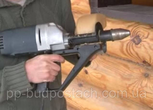 Заправляємо герметик в спеціальне обладнання