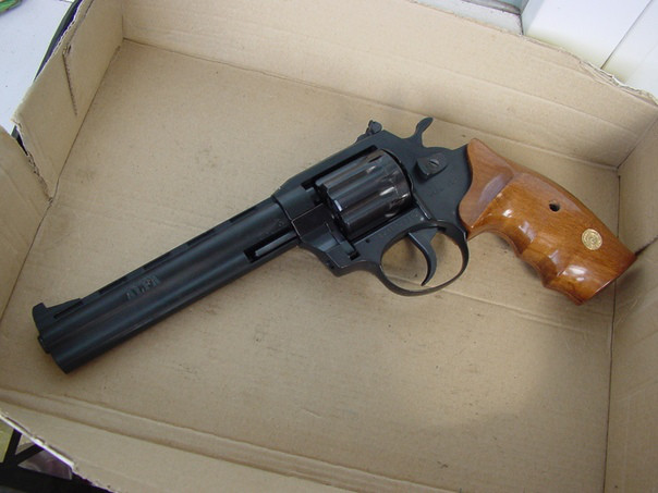 Револьвер під патрон Флобера Альфа 461 з дерев'яними ручками