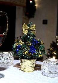 Ялинка маленька прикрашена синя з золотом 20 см 0424GB